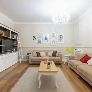 https://charming-apartment-with-patio-a-few-steps-from-colosseum.it-romehotels.com